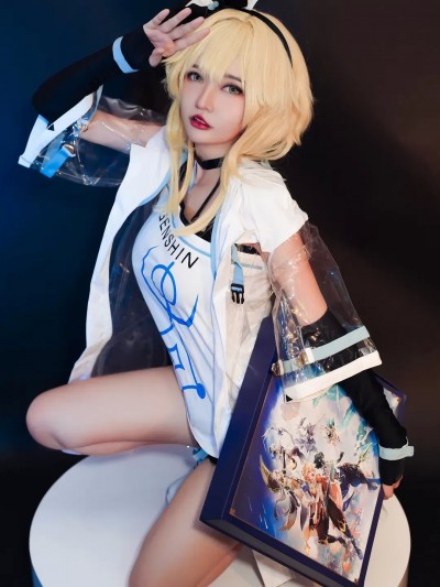 Unknow_Cosplayer cosplay_Lumine_Hoyofest_and_Christmas_-_Genshin_Impact